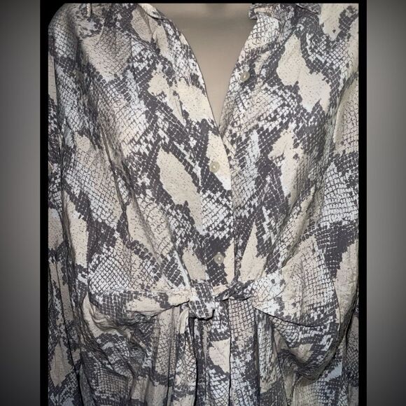 H&M Womens Medium Top Tunic Gray Pink White Snake Button Collar Knot Woven - Picture 4 of 8